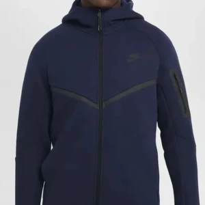 Mörkblå Nike tech  - Snygg Nike zip hoodie/jacka i storlek S i man modell men jag är själv tjej så skulle söga att den passar alla. (Original pris ca 1000kr-1500kr beror på vart man köper den ifrån) 