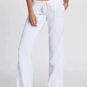 Linnebyxor från Roxy - Storlek L men passar även mindre. Jag har sytt om de längst ned då det fanns lösa trådar, är något korta på mig som är 177cm. Annars är de i bra skick!