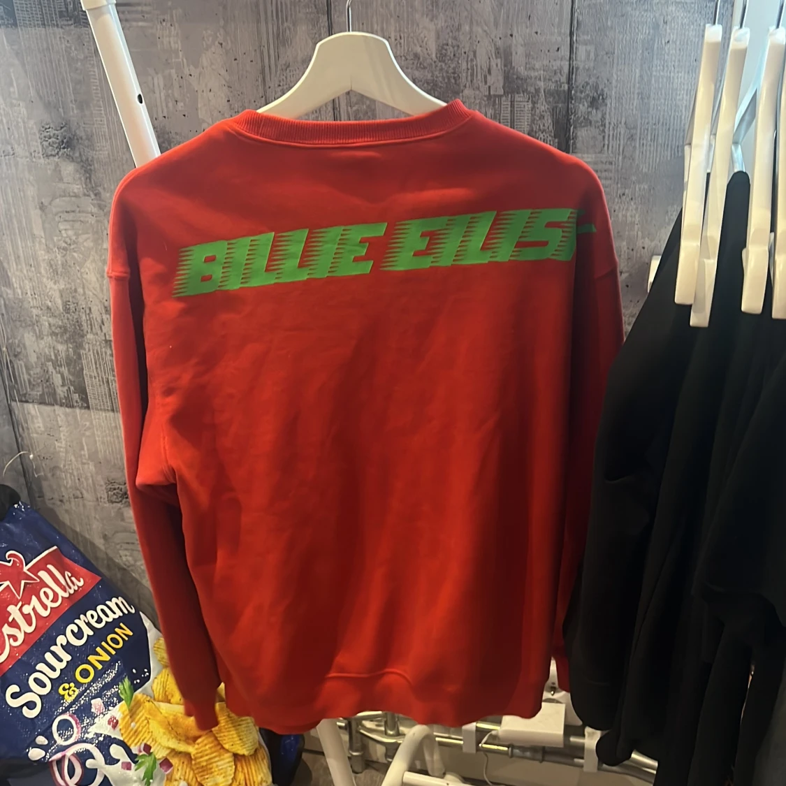 Röd Billie Eilish sweatshirt - 1