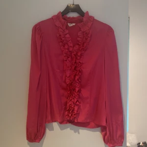 Cerise blus Isay S - Söt fest blus fr Isay Stl S . Använd 1 gång så är som ny