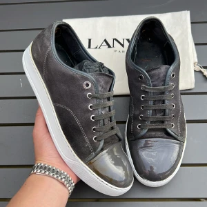 Lanvin - Sjukt snygga lanvins! Självklart äkta! Uk7 motsvarar 41-42! Skick 6/10. Missfärgad höger cap toe och slitna hälar. Hör av dig vid minsta fundering🤩