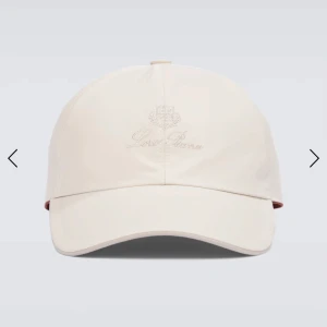 Intressekoll, loro piana storm system cap - Tjena! Gör en snabb Intressekoll på min loro piana storm system keps. Nypris: 4200. Kan tänka mig ca 1800. Skriv vid prisförslag eller annat.