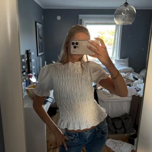 Plisserad topp - Vit plisserad topp från hm i storlek m✨