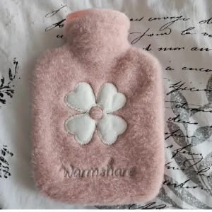 Värmekudde  - Säljer en lite värmekudde, enkel att ha med sig. Den är ny, den är inte använd