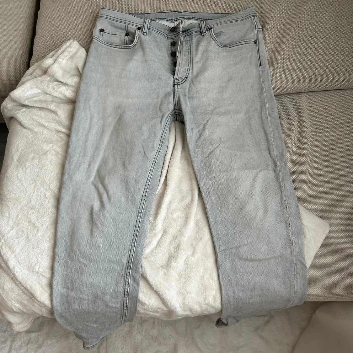 Ljusgrå jeans från Acne Studios