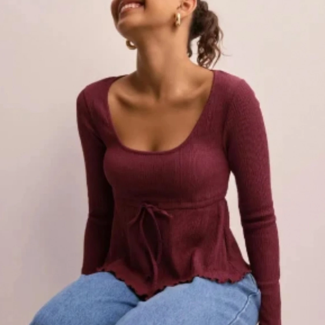 Vinröd topp med knytning