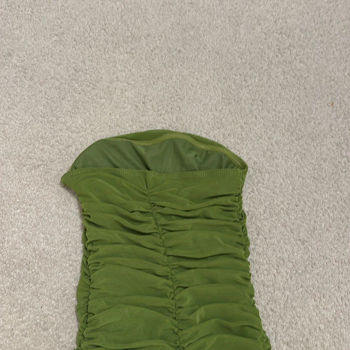 Grön axelbandslös långklänning - 3