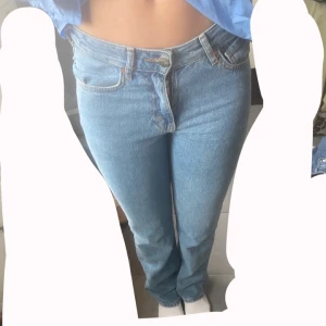 Ljusblå low waist jeans från Bik Bok - Säljer ett par ljusblå jeans från Never Denim by Bik Bok. Modellen är low waist med raka ben och klassisk femficksdesign. Jeansen är i 100% bomull och har en snygg vintagekänsla. Perfekta till sneakers eller boots.