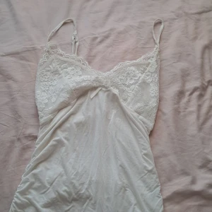 Vit topp med spets - Lappen är bortklippt men passar S🩷