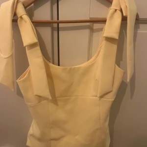 Gul linnetopp från Zara - Superfin ljusgul linnetopp från Zara med rosetter. Toppen är helt ny utan prislapp! 💕