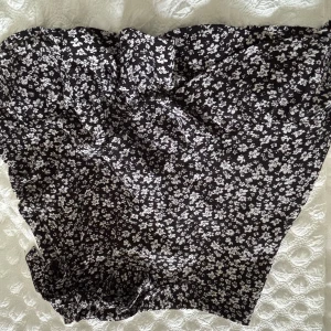 Blommig kjol  - En fin sommarkjol som passar till det mesta. Köpt från newyork. Har aldrig använts. Lite stor i storlek. 🥰