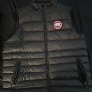 Hej säljer en Canada goose väst - Tja säljer en svart Canada goose väst. Storlek L. Dragkedjan på höger ficka är trasig. Killen jag köpte den av sa att det är en äkta gammal modell av en Canada goose väst