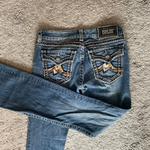 Bootcut miss me jeans  - Storlek 27. Midjemått ca 34cm. Innerbenslängd ca 81cm. Är lite smuts på vänster ben, se bild 4.