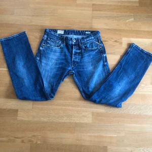 Replay Newbill blå jeans, stl 29 - Säljer ett par klassiska Replay Newbill jeans i blå denim. Jeansen har raka ben och är slim fit. De finns ett hål på ena bakfickan men syns inte