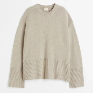 Beige stickad tröja från hm premium selection  - Supermjuk beige stickad tröja från hm premium selection i kashmirblandning. Oversized fit med breda ribbade muddar och rund halsringning. Perfekt för lager-på-lager och chill vibes. Material: 90% ull, 10% kashmir. Nypris 1799kr. Pris kan diskuteras 