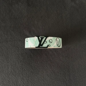 Lv bälte - Snyggt mintgrönt lv-bälte med snygg och unik design. Storleken är 110. Helt ny aldrig använd. Kan frakta eller mötas upp i Stockholm. Postar alltid inom 24 timmar.