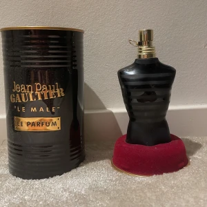 Jean Paul Gaultier Le Male Le Parfum - Säljer en ikonisk Jean Paul Gaultier Le Male Le Parfum. Perfekt för dig som gillar lyxiga dofter. Nypris ligger på runt 1000 kr. Det är en 75 ml flaska och det finns cirka 60 ml kvar. Jag har bestämt att sälja pga att jag inte använder parfymer lika mkt längre. 