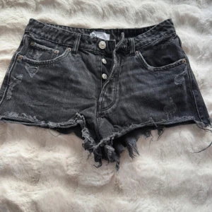 Zara shorts - Svart/mörkgråa jeans shorts ifrån zara, säljer då dom inte passar
