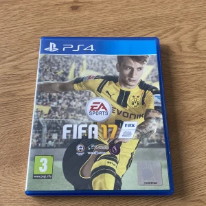 FIFA 17 för PS4 - Säljer FIFA 17 till PS4. Spelet erbjuder realistisk fotbollssimulering med uppdaterade lag och ligor. Perfekt för fotbollsfans som vill uppleva spänningen på planen. Inkluderar nya funktioner och förbättrad grafik med Frostbite-motorn.