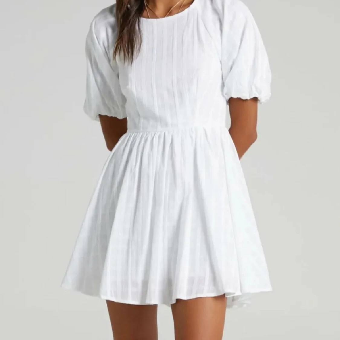 Vit kortklänning med öppen rygg