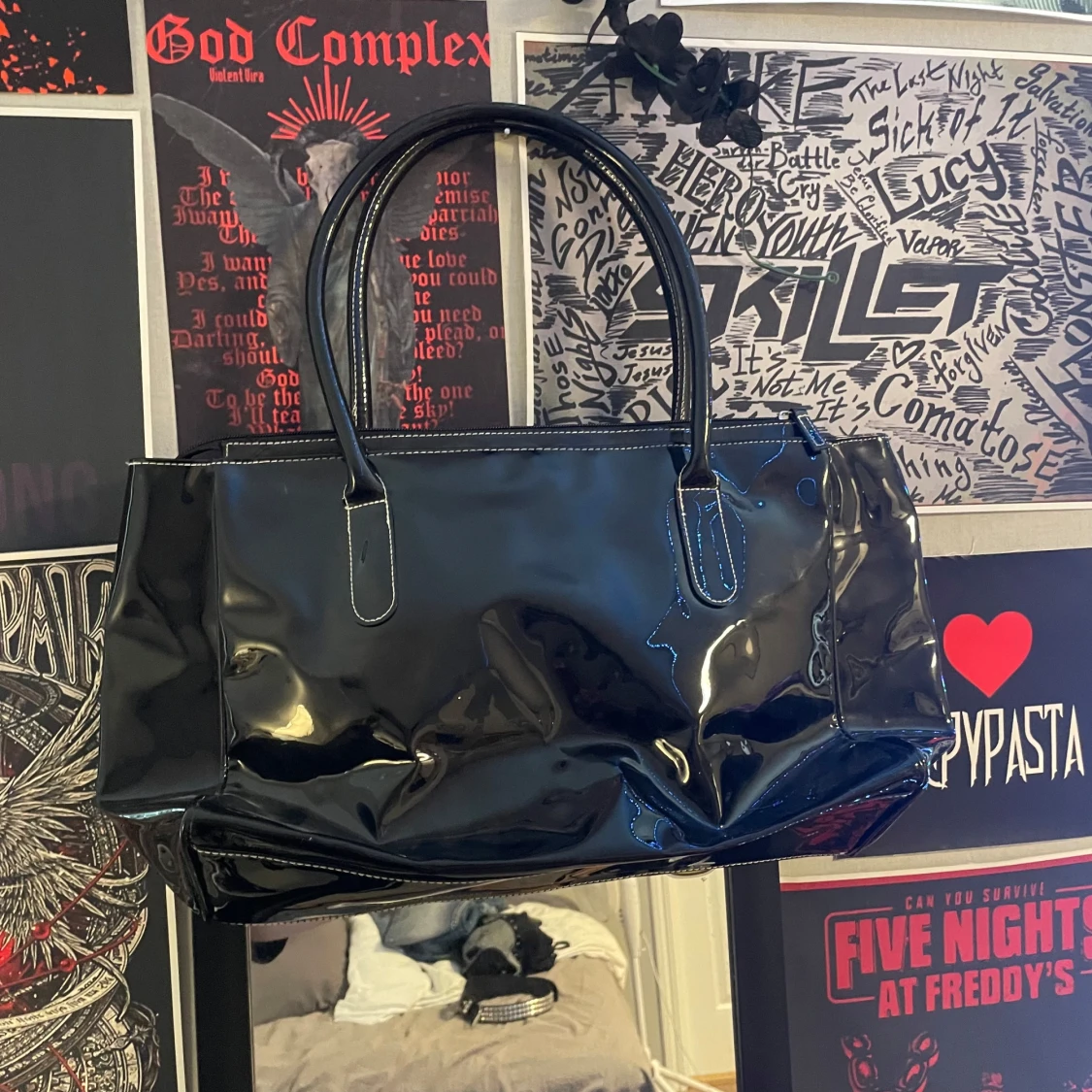 Svart glansig handväska - 1