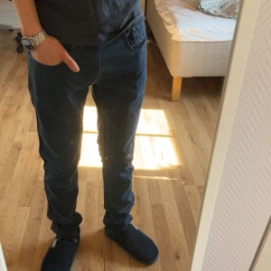 Mörkblå jeans från Replay - Snygga mörkblå jeans från Replay i modellen Anbass. Storlek 31/32 längd 104cm och midjebredd 43cm