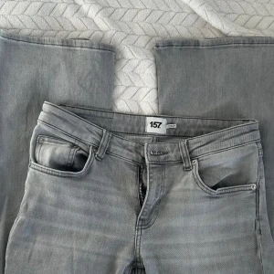 Grå jeans från lager 157 - Säljer ett par lågmidjade gråa jeans från lager 157. Har haft på mig dem ett par gånger och de sitter så snyggt. Byxorna svänger ut lite i benen och har en jättefin modell. Byxan är oxå i väldigt bra skick men säljer då de tyvärr inte passar längre!❤️