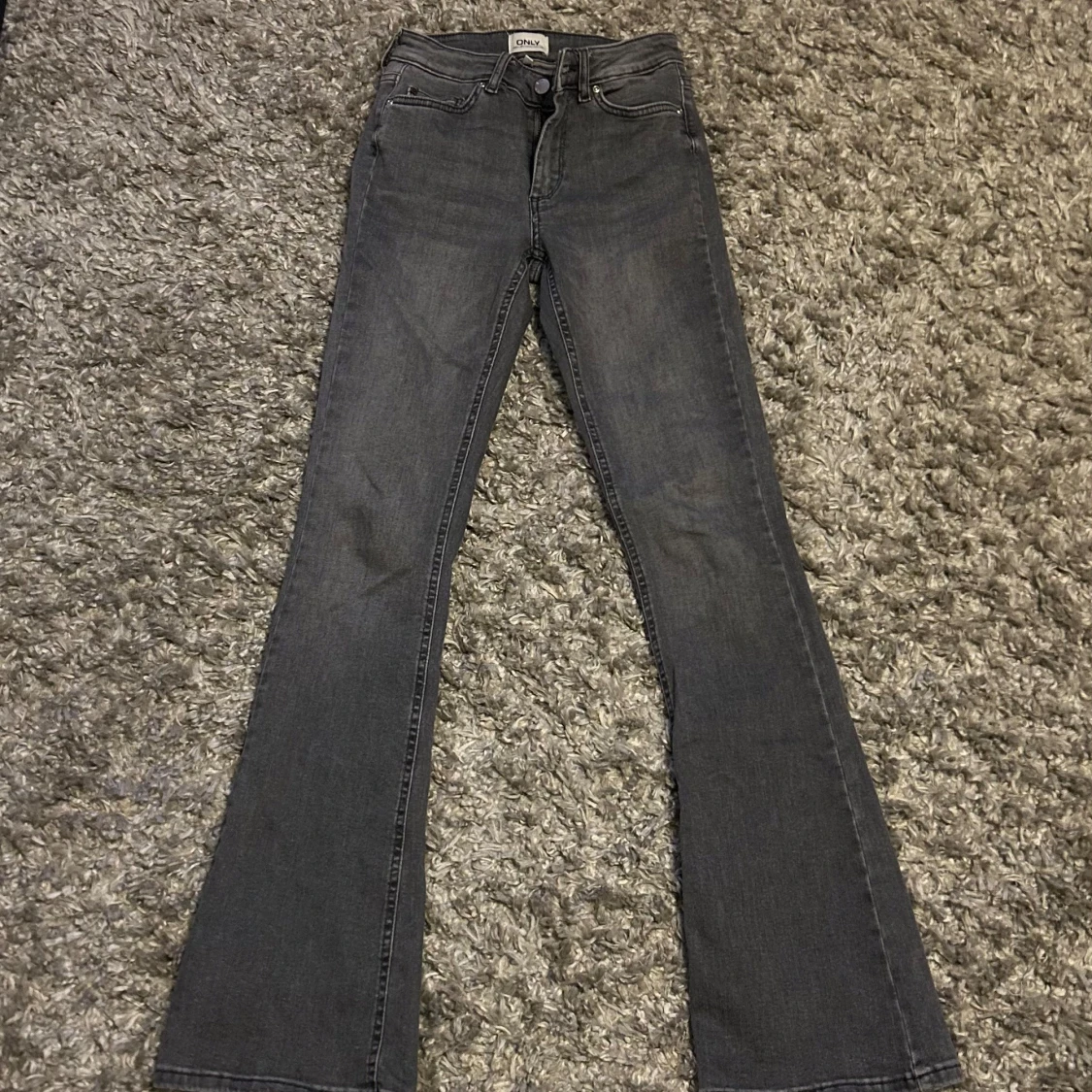 Grå bootcut jeans från ONLY