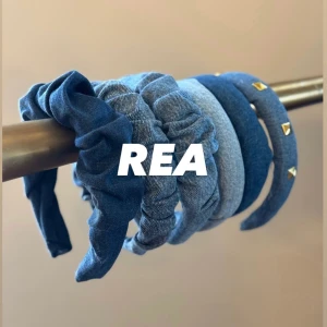 Jeansdiadem - Snygga blå jeansdiadem i olika stilar. Perfekta för att ge din outfit en cool touch.     Nu är det 50% av våra diadem pga utförsäljning ord. 119kr & 129kr.