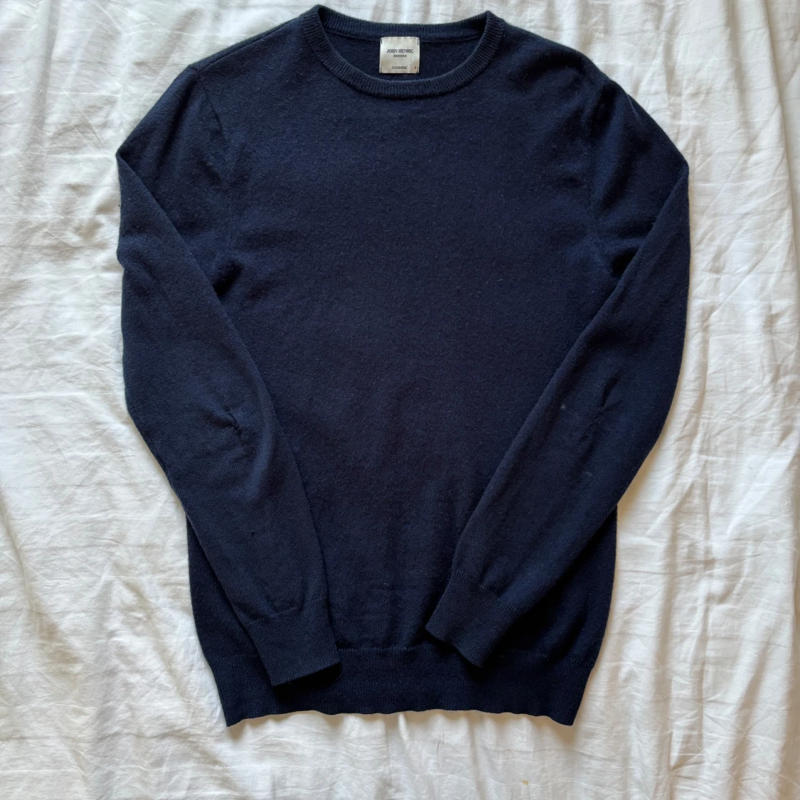 Mörkblå kashmirtröja från John Henric