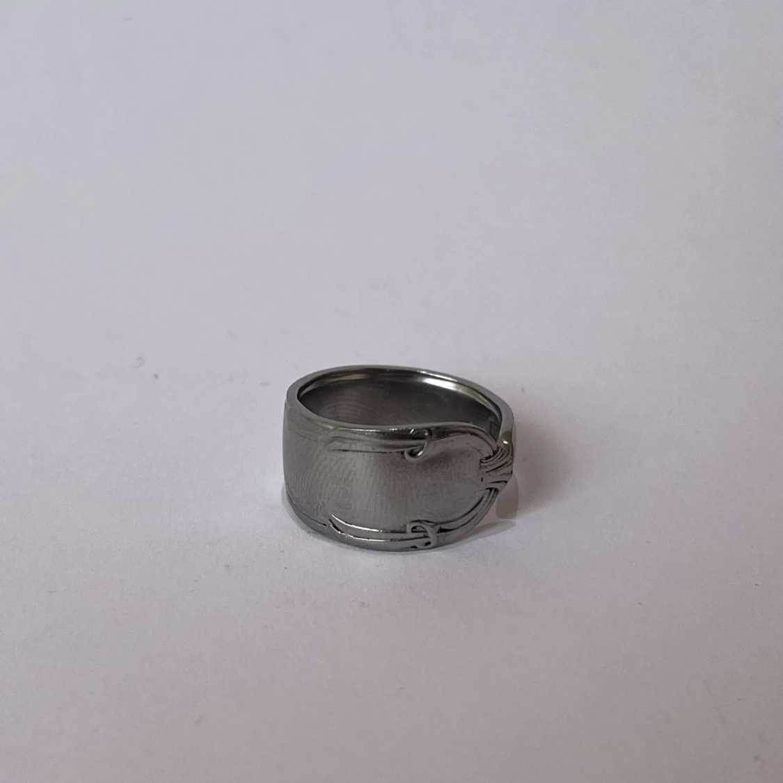 Silverfärgad ring