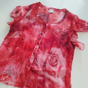 Madeleine sidenblus - En fin blus i siden i bra skick. 