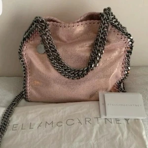 Rosa Stella McCartney  - Intressekoll på min såååå fina och såklart äkta Stella McCartney väska! Superfint skick och tillkommer såklart kvitto, dust bag, kort mm💞💞Kan tänka mig att sälja för ca 3000 då jag behöver pengarna💞