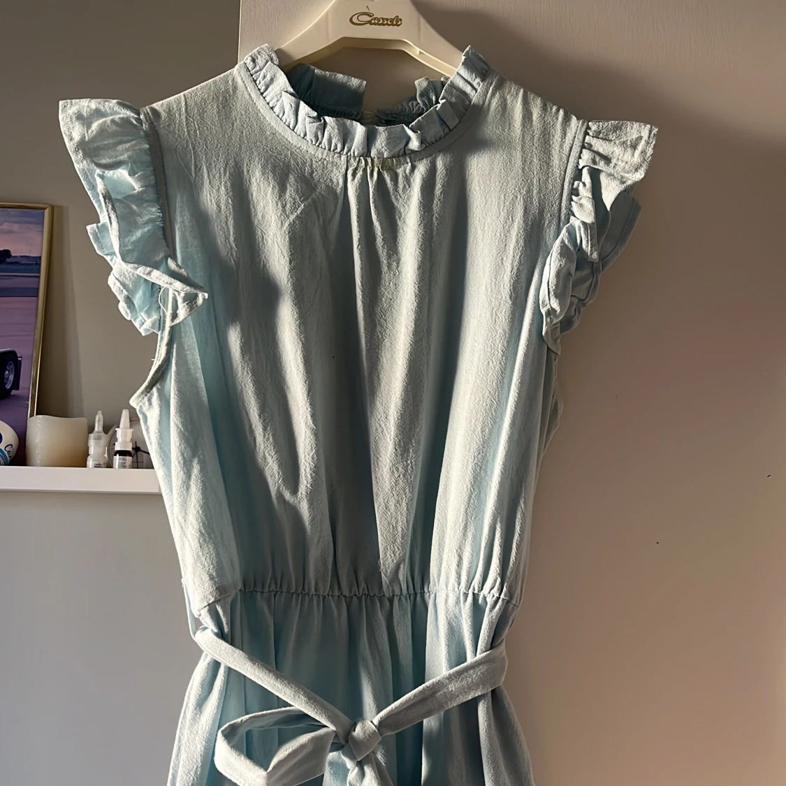 Ljusblå klänning med volangdetaljer