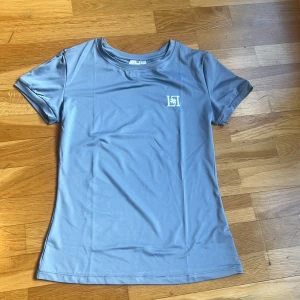 Blå rid  t-shirt från Linnea Loquest - HELT NY och ej provad rid blå t-shirt från Linnea Loquest i mjukt polyestermaterial. Perifer för varma dagar på stallet under sommaren. Superfint material i storlek XS 🌸🐴✨ hör bara av er om frågor eller annat 