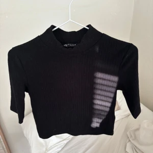 Svart topp med polo - Topp med polo 