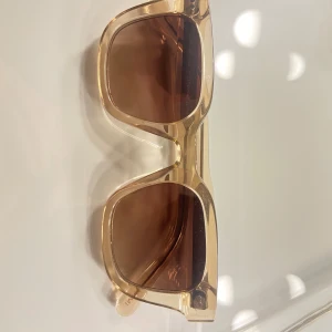 Solglasögon från chimis💓 - Säljer dessa chimis i 04 färgen Ecru. Det är använd fåtal gånger och är i nyskick! Säljer pga ingen användning💕