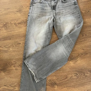 Grå jeans från Zara - Säljer nu mina gråa jeans från Zara. Rak fit, och mid waist. Storlek 44 men passar 46/44. Säljer för 140kr💗