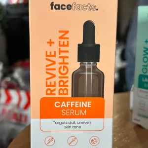 Face Facts serum! - Face Facts veganska Caffeine serum motverkar ojämnheter och regenererar  huden. 30 ml. Oanvänd med kartong. 