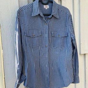 Rutig skjorta  - Rutig skjorta som är figursydd.