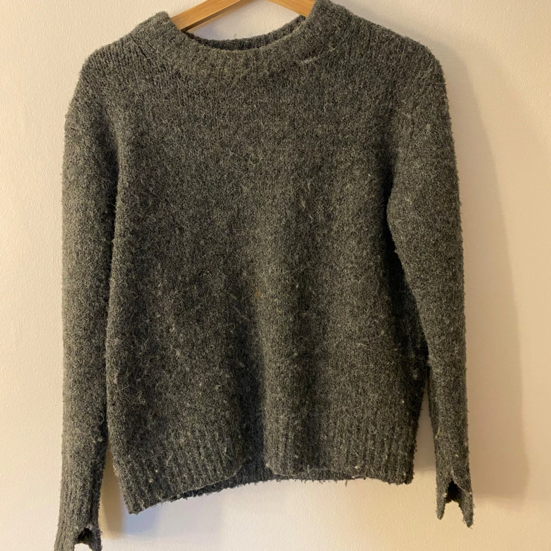 Mörkgrå stickad tröja - 2