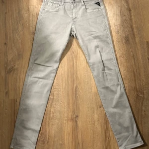 Replay Anbass Hyperflex  - Snygga ljus gråa jeans från Replay med en klassisk femficksdesign. Perfekta för en stilren look. W.30 L.32