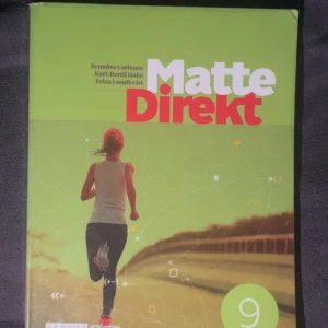 Matte Direkt 9 Bok (Högstadie Matematik) - Häftad mattebok i väldigt bra skick säljs billigt med tanke på ordinarie pris. Passar perfekt till ungdomar och matematik intresserade. Skriv direkt om något undras🤙.