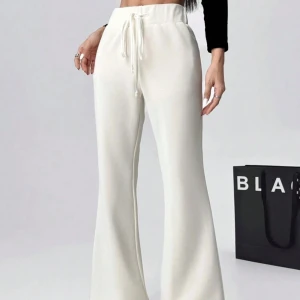 Byxor - Mjukisbyxor från Shein. Storlek S. Aldrig använd. Säljer då de ej går att lämna tillbaka. Inte helt vita utan mer åt lite beige.