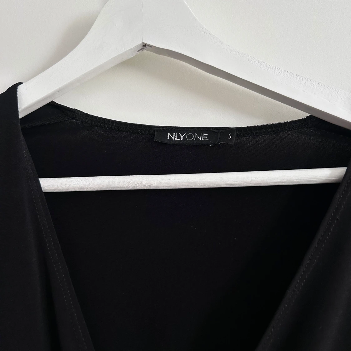 Svart omlottklänning från NLY One