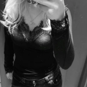 Svart Intimissimi topp - Elegant svart topp från Intimissimi med vacker spets vid halsringningen och ärmsluten. Inga defekter!!🤗🤗