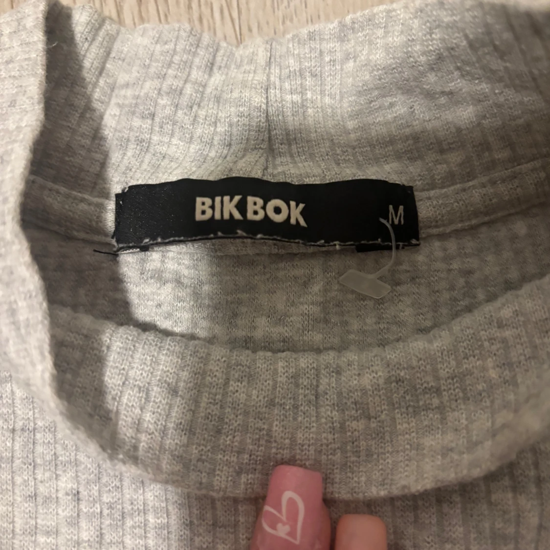 Grå ribbad polotröja från Bik Bok - 1