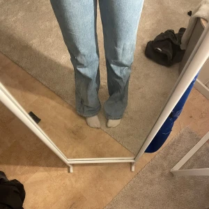 Ljusblå jeans - Säljer dessa blåa jeans från Weekday, köpta för några år sedan men aldrig använda 💘 storlek 26/32
