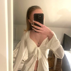 Topp från Design by Si - Säljer en superfin topp från design by si med knytning framtill 💗