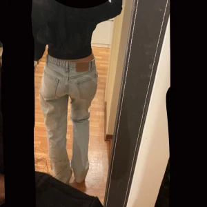 Mid waist jeans  - Jättefina jeans från Zara men de kommer inte till användning längre Straight leg med low till midwaist beroende på hur man vill att de ska sitta Storlek 38 Lite slitage längst ner men inget man tänker på Jag är 165 cm för referens